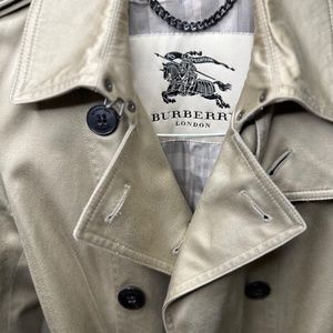 Burberry Mid-length Trench coat!